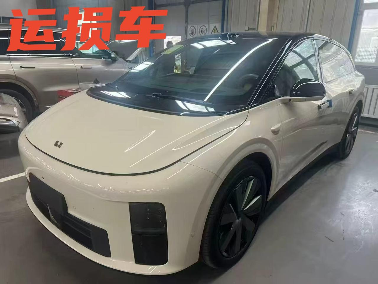 理想i6 2026款四驱满配版
指导价：249800+39000
后杠磕碰不修2