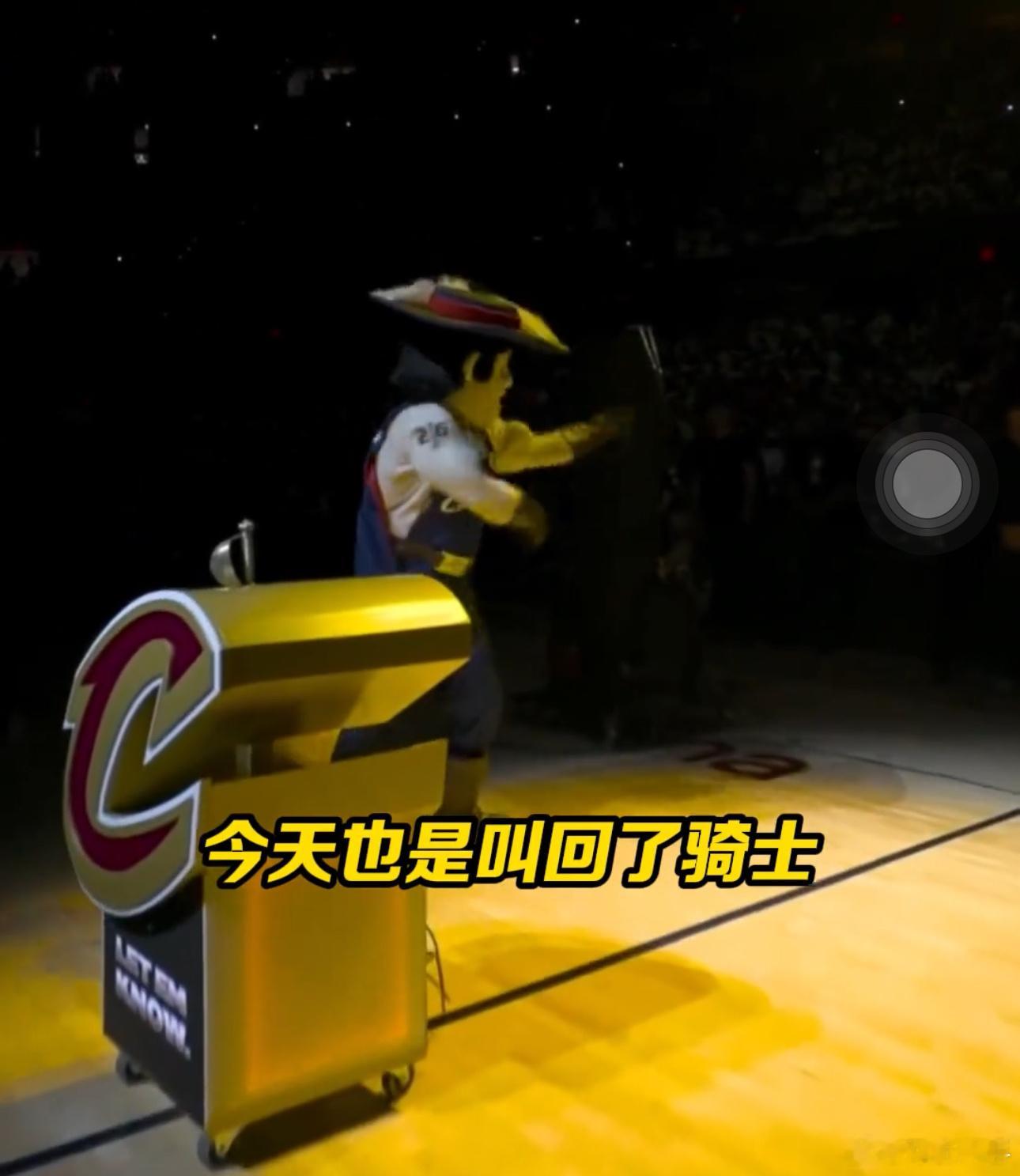 德拉维多瓦晒重返骑士球队总部合影传承与坚守。 德拉维多瓦重返骑士总部，晒出的不仅