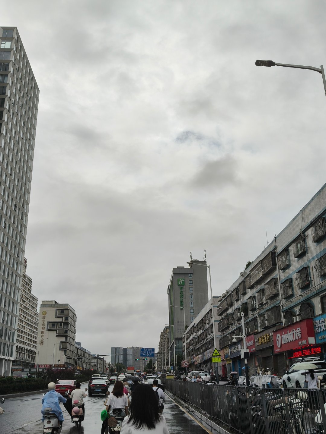 感觉这雨就没停过每天都在下雨希望下个月中旬不要天天下雨早安呀
