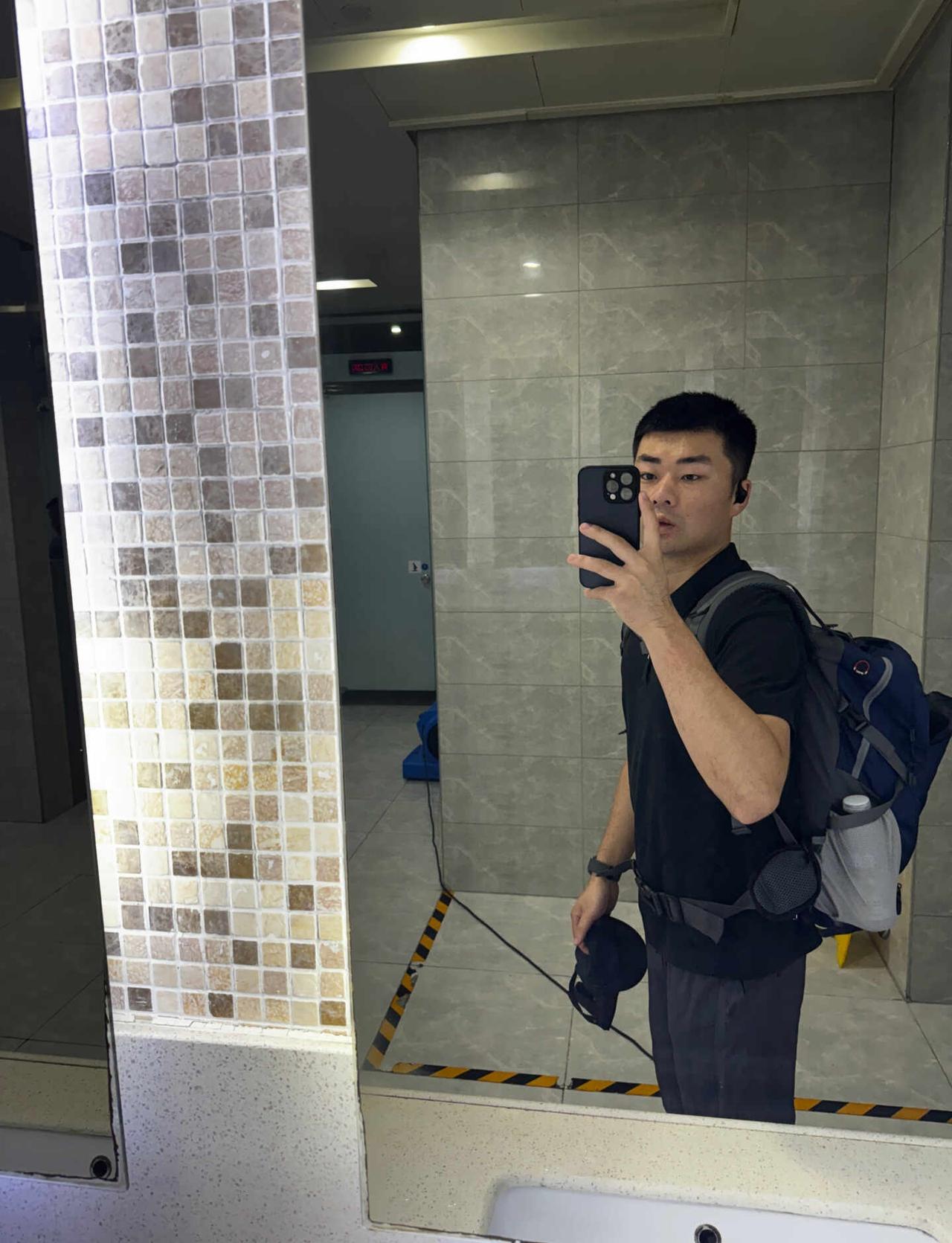 那年仲夏 我背上行囊离开家 开始独自去探索认识这个世界 推翻一成不变枯燥乏味的生