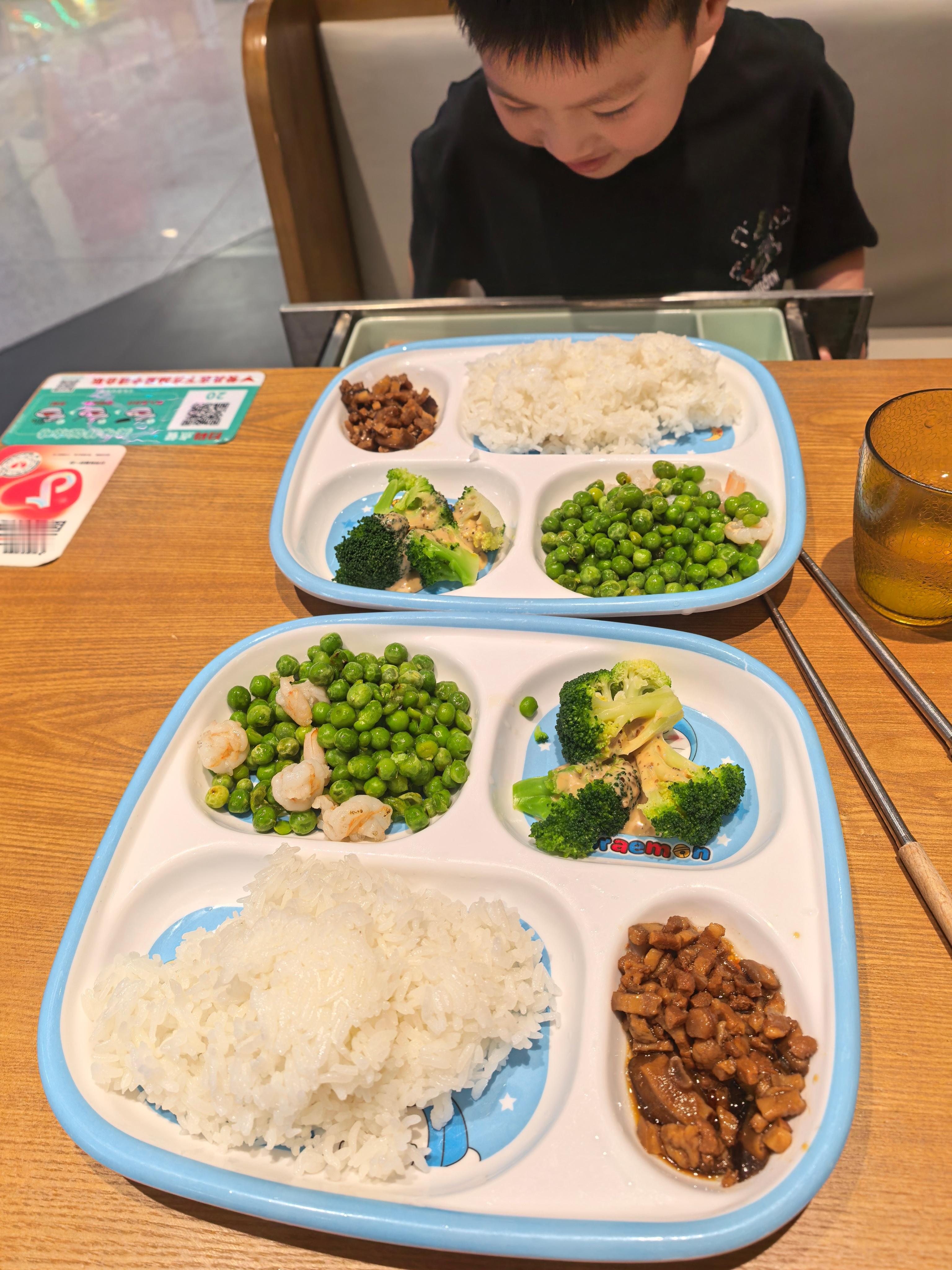 服了我自己 老眼昏花 儿童餐点了两份笑死 我儿子说那你也尝尝儿童餐吧，关键我还点