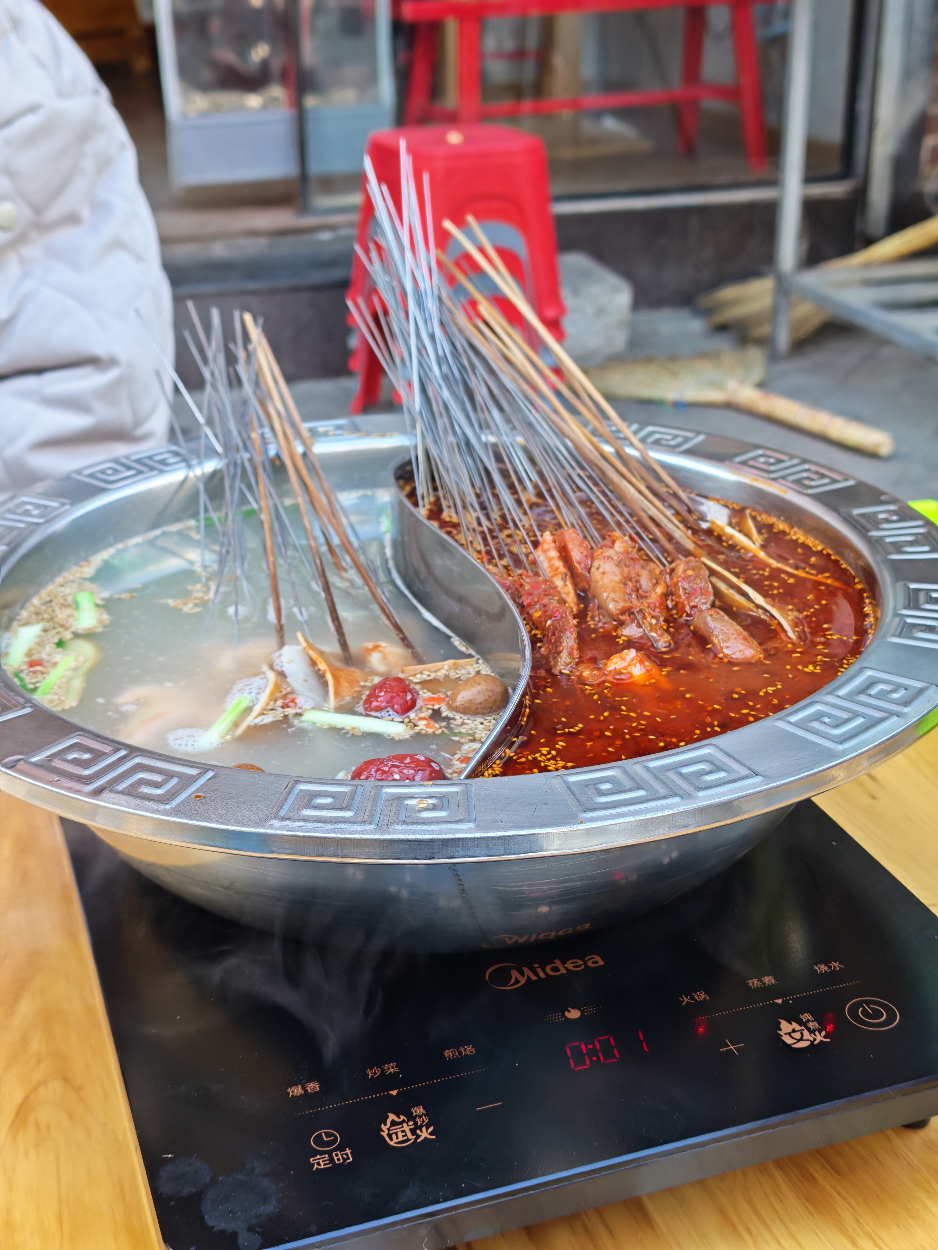 下午吃个串串吧，好久没吃了。 