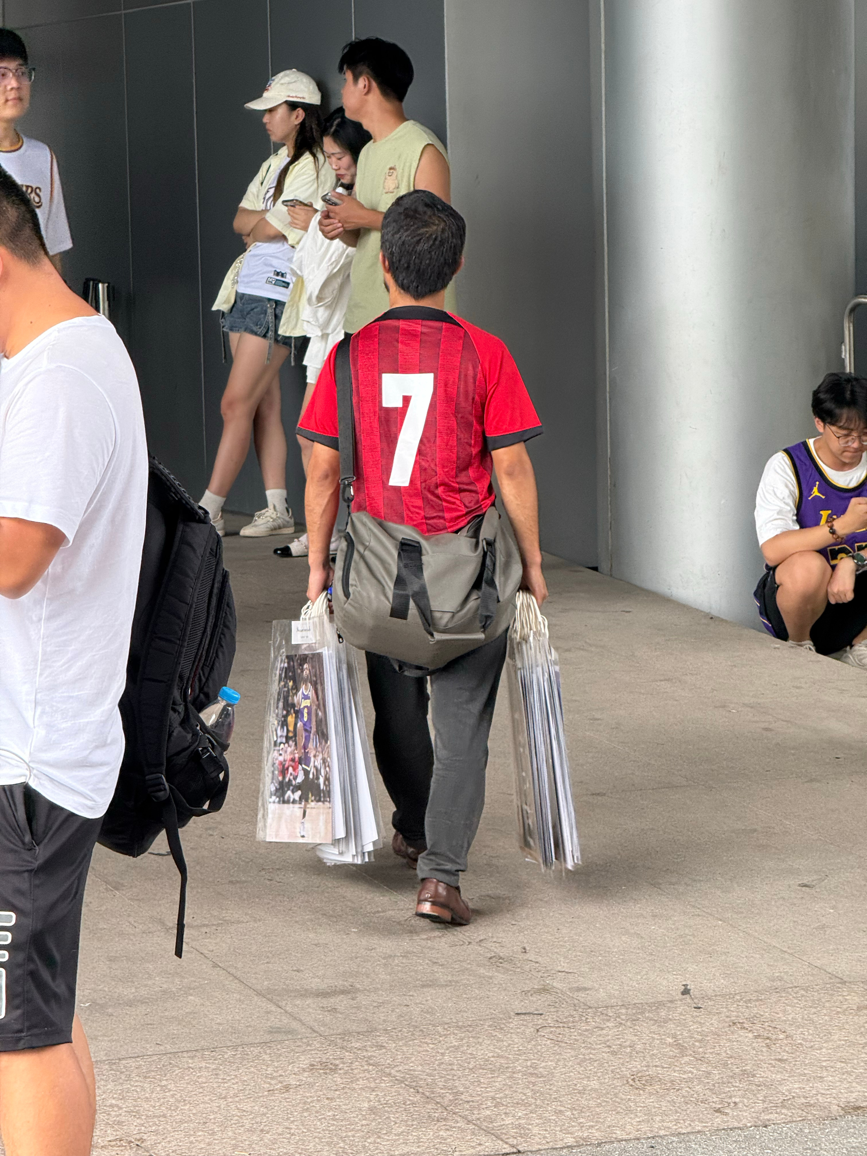 兄弟，你卖的话好歹穿身老詹的球衣吧[doge] ​​​