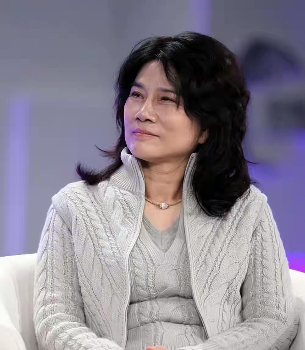 没想到，72岁准备退休的董明珠，如今在新加坡，又为中国争了光。外界都以为72岁的