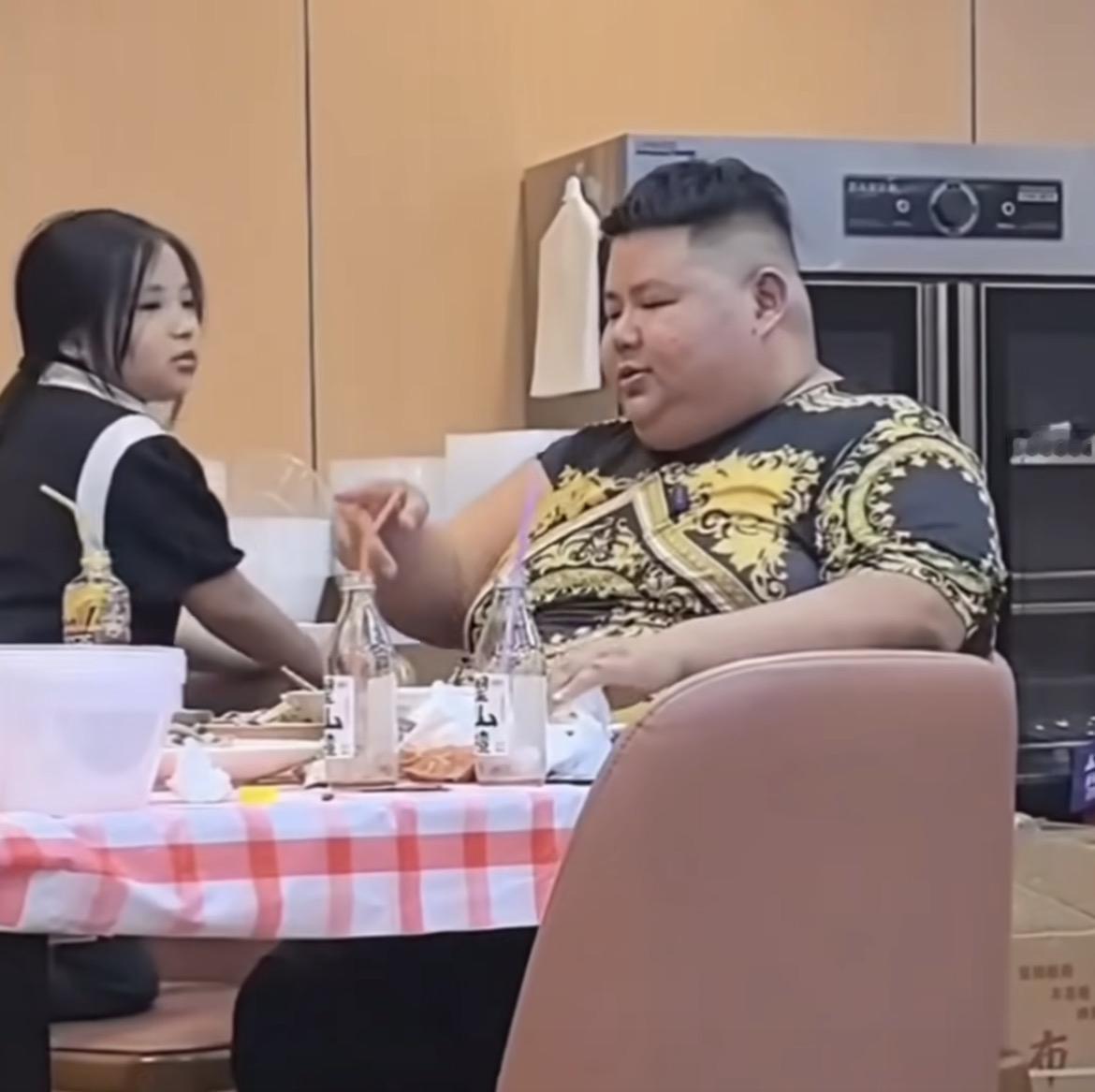 良子父女“大小胃袋”同框，糙汉带娃藏着心酸
良子带女儿吃饭的视频，引发热议。
镜