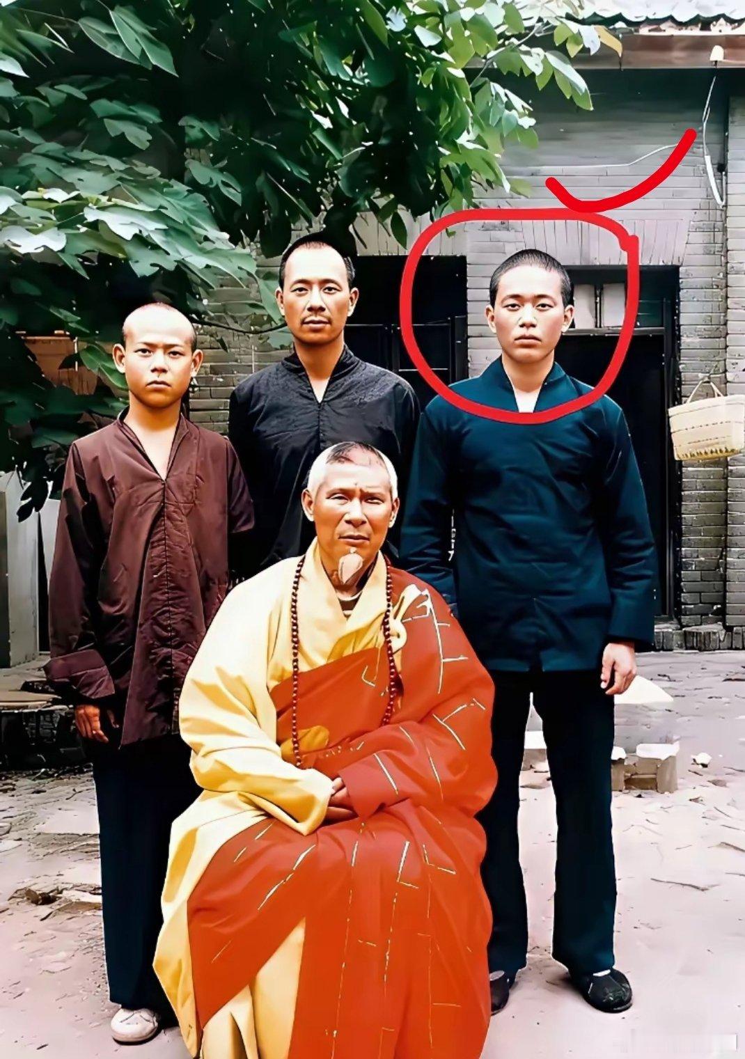 这张年代久远的僧人老合影里，藏着一位日后声名远扬的知名人物。眼力考验来了，你能一