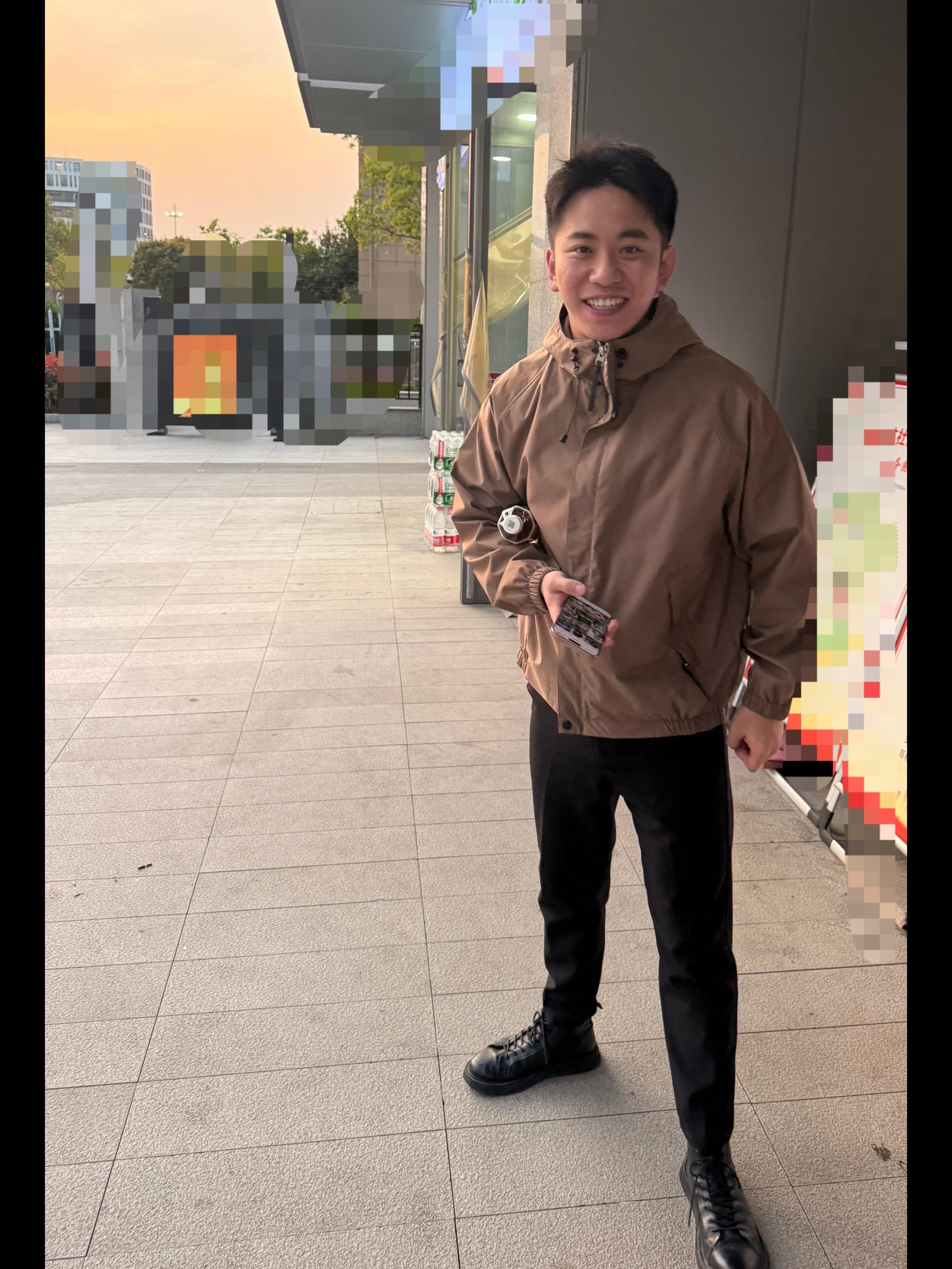 我问他能合照吗，他说可以！然后后退一步说拍吧！ 我……不愧是能想出建院...