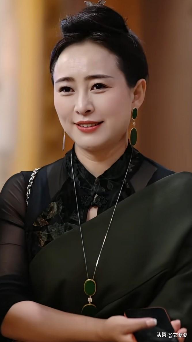  一身雅致藏袍，满身温柔风骨
人间绝美锅庄女神
从容温婉，气质藏在眉眼里