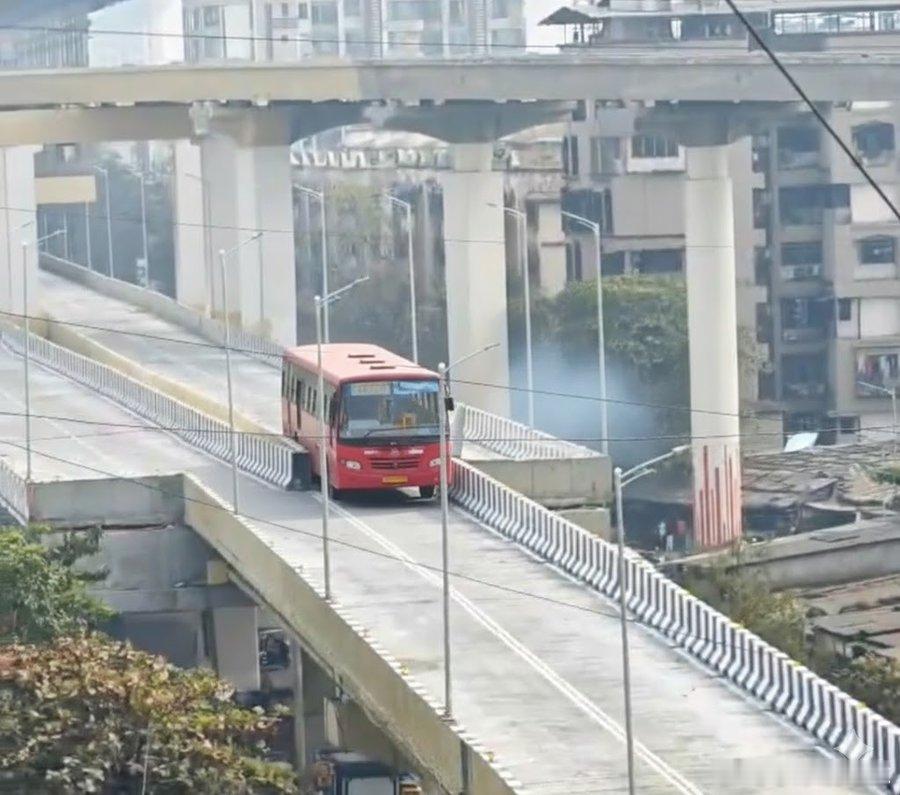 印度孟买立交桥将4车道以直角合并为2车道印度