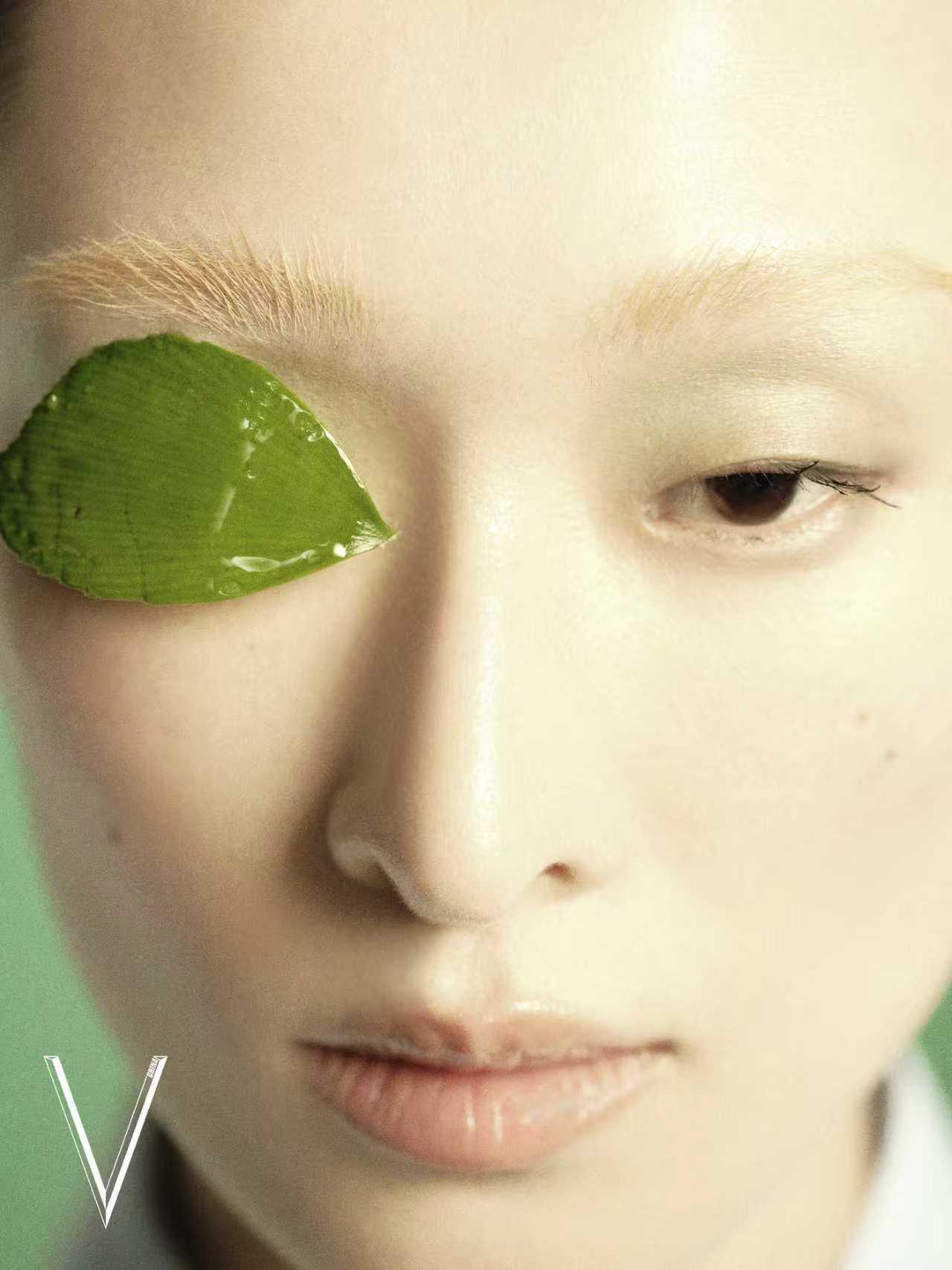 汪曲攸V中文版三月刊封面V中文版汪曲攸超模本色汪曲攸诠释超模本色，眼神深邃气场全