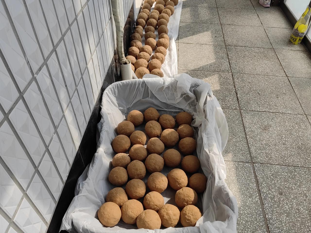 朋友们，你们知道笸箩里的大圆球是什么吗？
今天早晨，老伴就开始张罗人，叫了四个帮