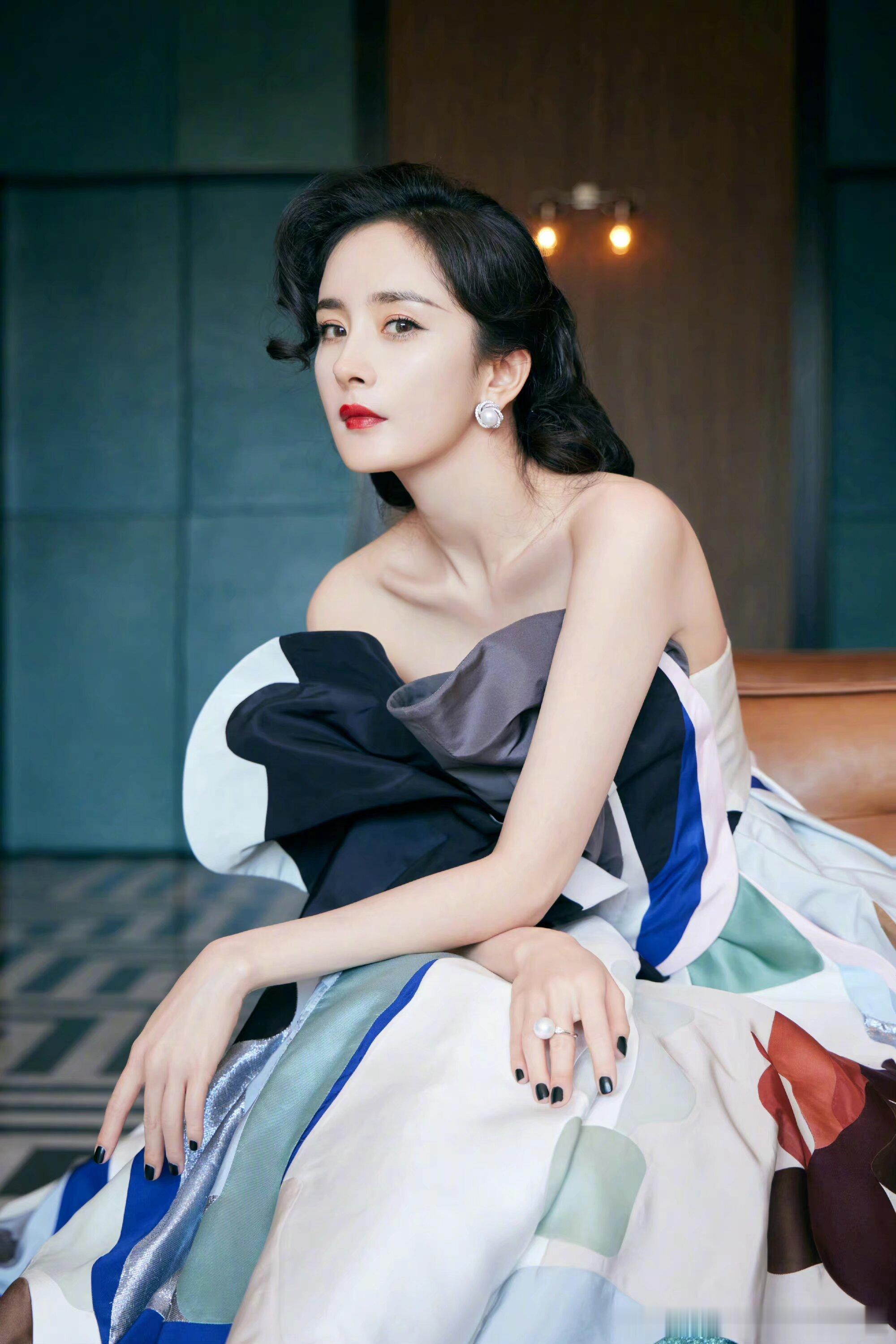 杨幂[超话]  🦊杨幂雅诗兰黛品牌全球代言人 正在经历不好的我们，是否应该值得