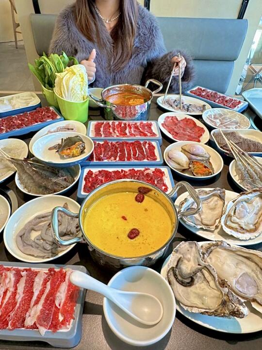 福州zui伟⼤的⾃选⽜⾁海鲜⽕锅出现了。。