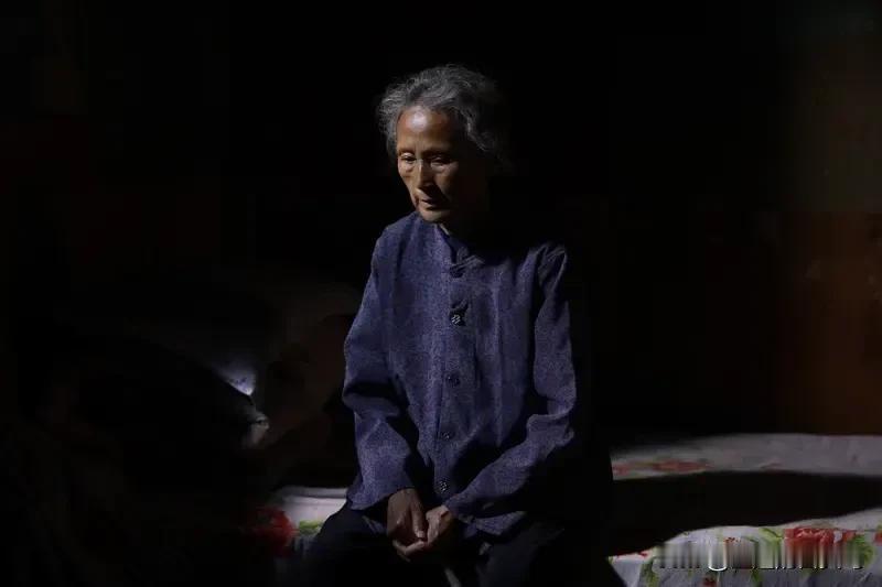 田静对许妈恩将仇报。更令人诧异的是，她对待自己的亲生父母兄弟也是斤斤计较。一家人