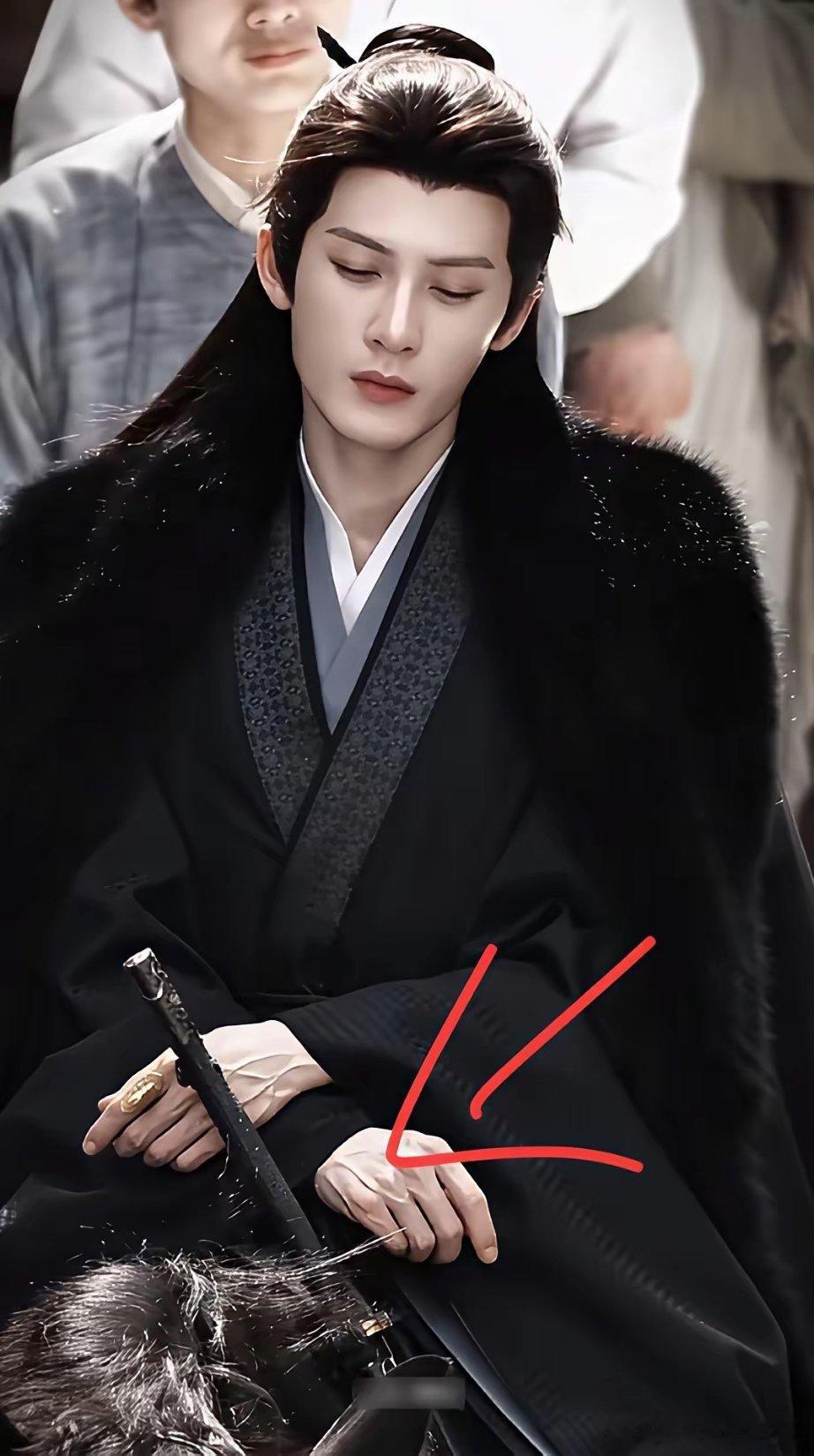 注意看这张照片檀健次在新剧《何不同舟渡》里的手有点不对劲，不仅修长得过分，连手背