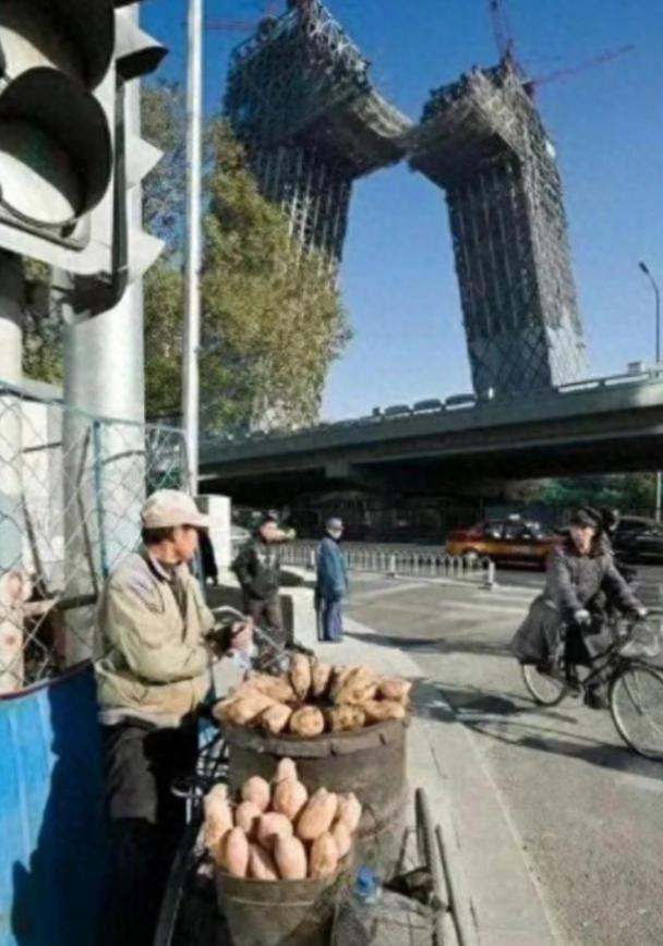 央视大楼，被俗称“大裤衩”，多年以后，央视大楼的洋人设计师“库哈斯”在国外媒体的