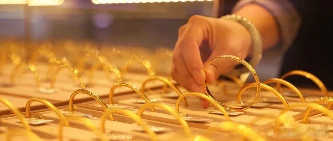 凤凰新闻【金价突破4500美元，挡不住马年黄金销售热】2025.12.24本文字