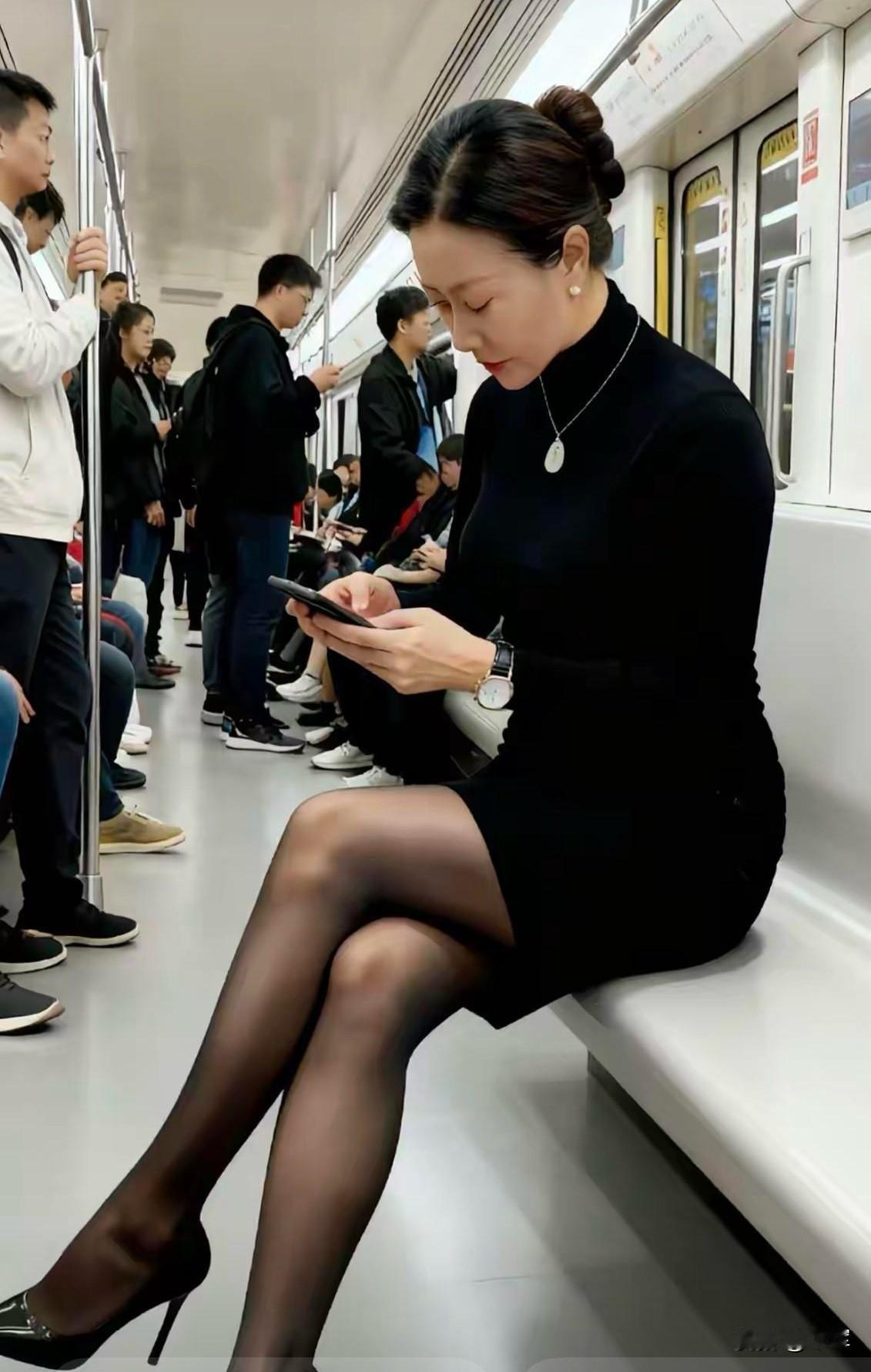 50多岁，打扮成这样行不行啊？

女人这种打扮太正常了，显得有气质贵妇人样子，如