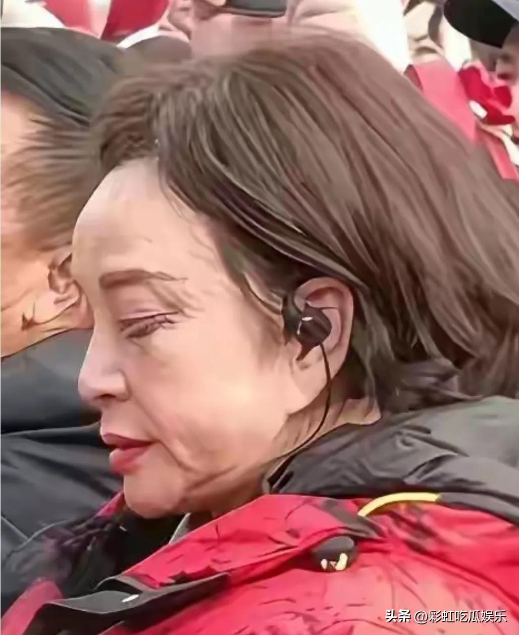 你们都错怪了刘晓庆，不是她爱演少女，而是她需要赚钱还债，五个官司同时进行，不拍戏