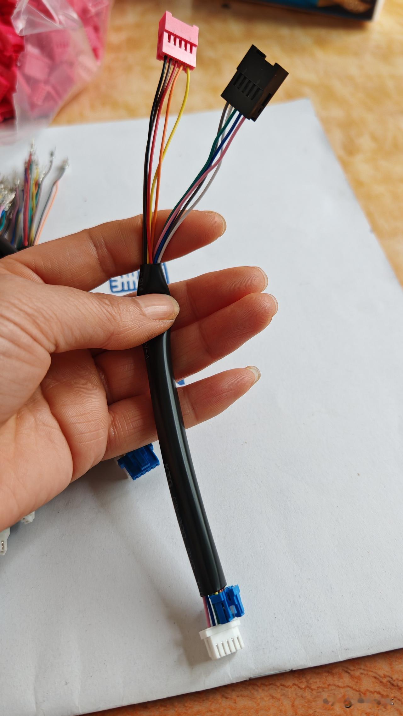 昨天晚上10点收到了做手工活的工资

做了半个月，图1的线束做了2208个，单价