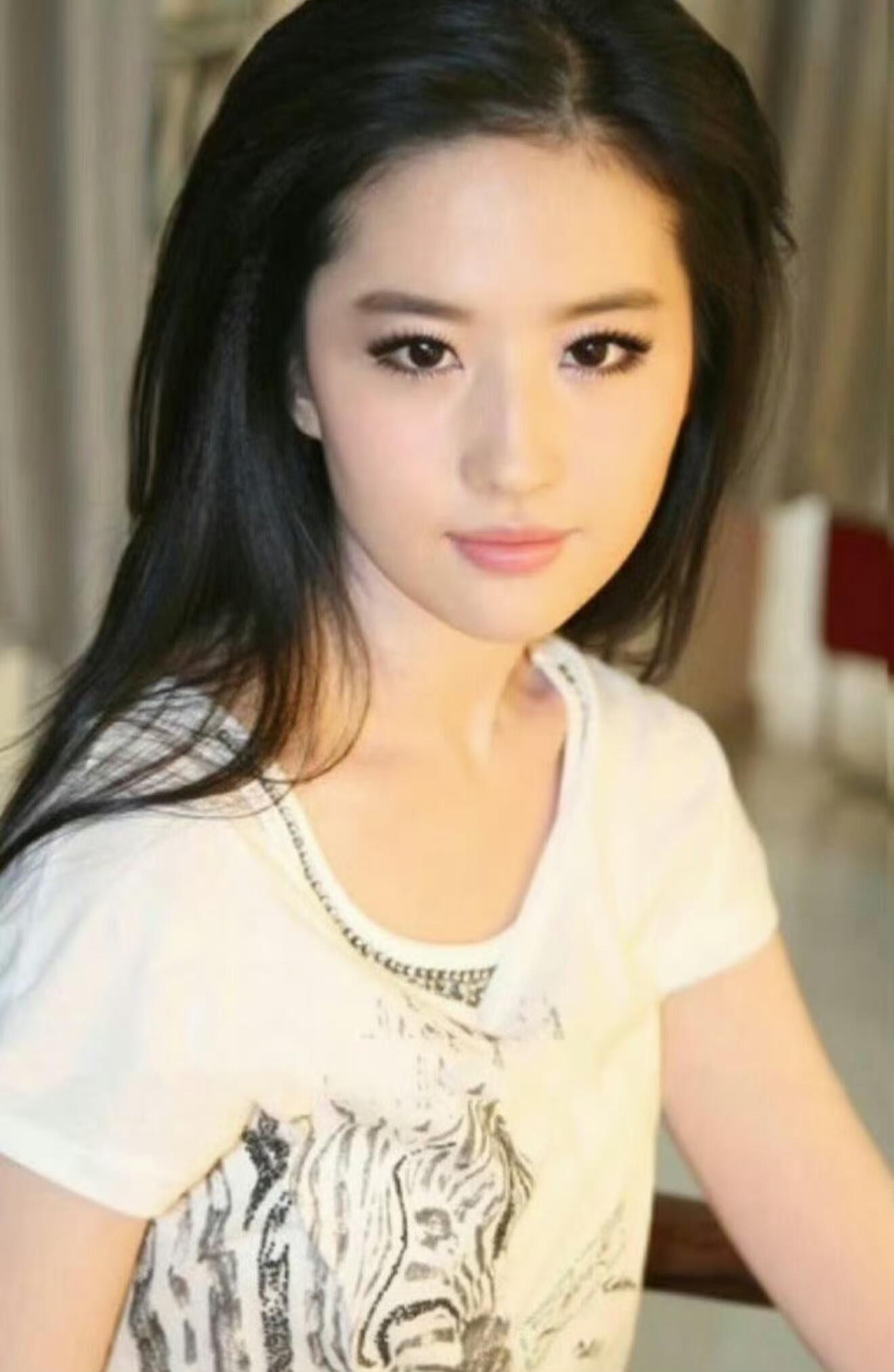 为什么现在不流行这种假睫毛眼妆了… 