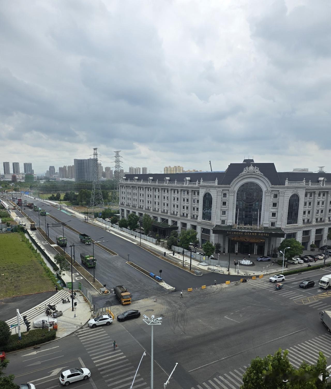 和平路东延的围挡全拆了，现在只剩最后做绿化收尾，正式通车后，将极大缓解裕溪路通行