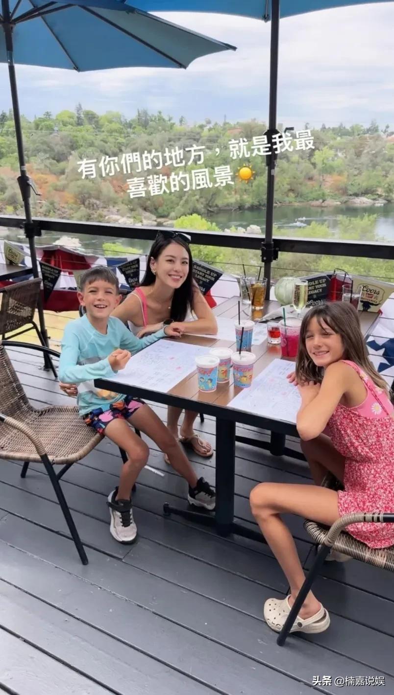 江语晨带着两个孩子度假，两个娃都是一头金发，完全继承了她前夫的样貌。
39岁的江
