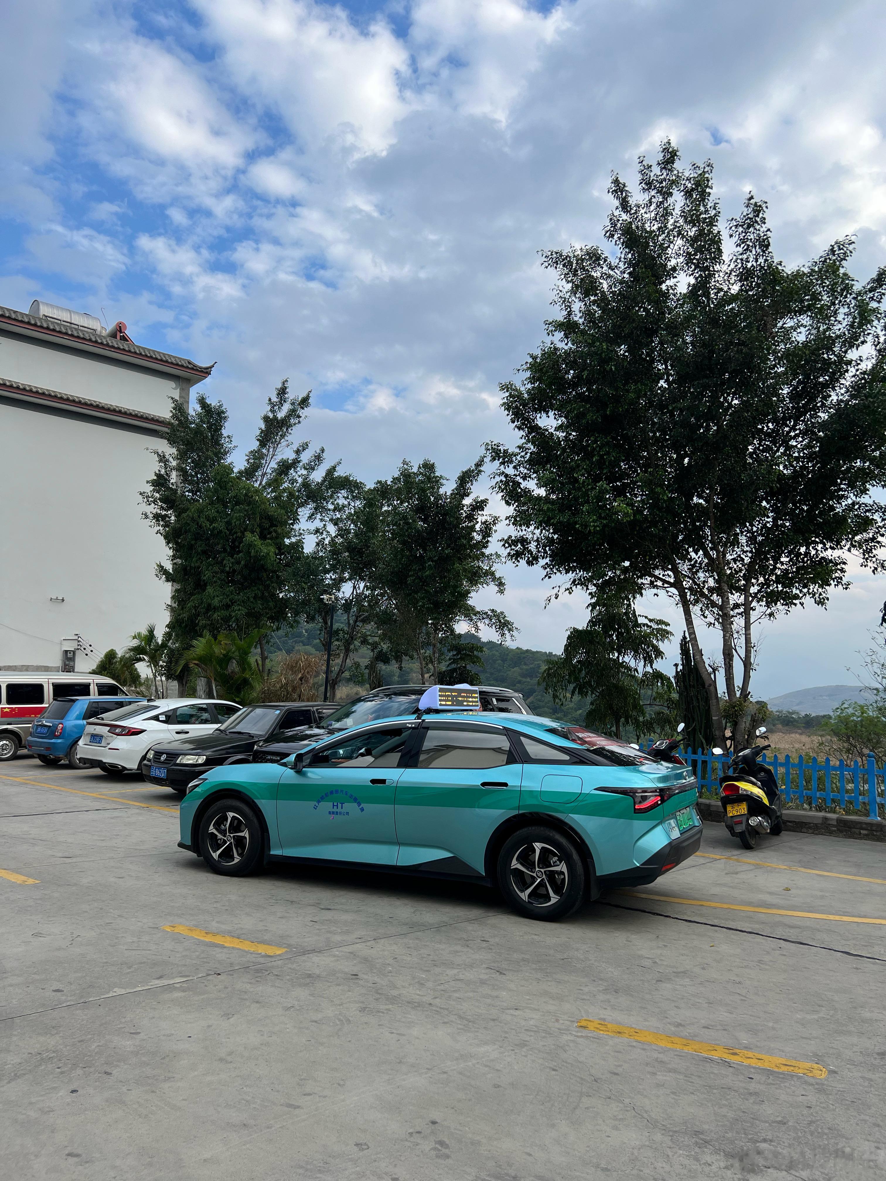 小县城的出租车更新换代，全换成新能源汽车、比亚迪秦、一汽丰田bz3，牌面完全不输