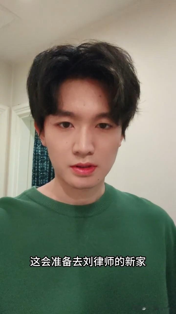 近日，《offer5》实习生胡明昊更新北京聚餐vlog，并配文“第一人称带你看刘