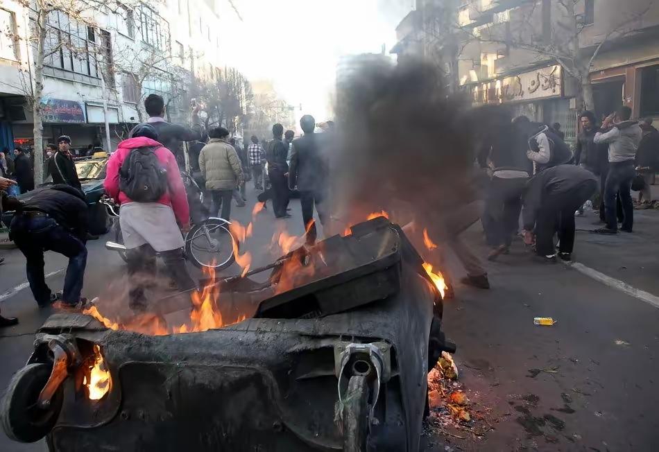 一艘满载着3500名美国大兵的两栖攻击舰，就这么悄无声息地，滑进了中东。船刚停稳