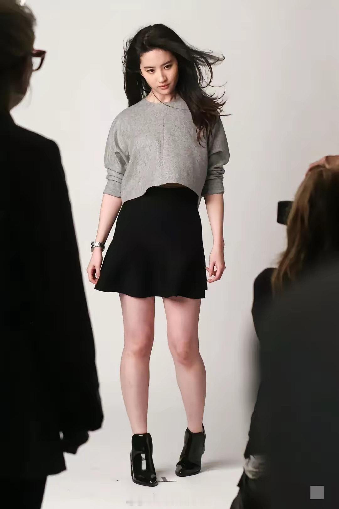 其实刘亦菲就是普通人的身材！看了刘亦菲的腿，不那么焦虑了 