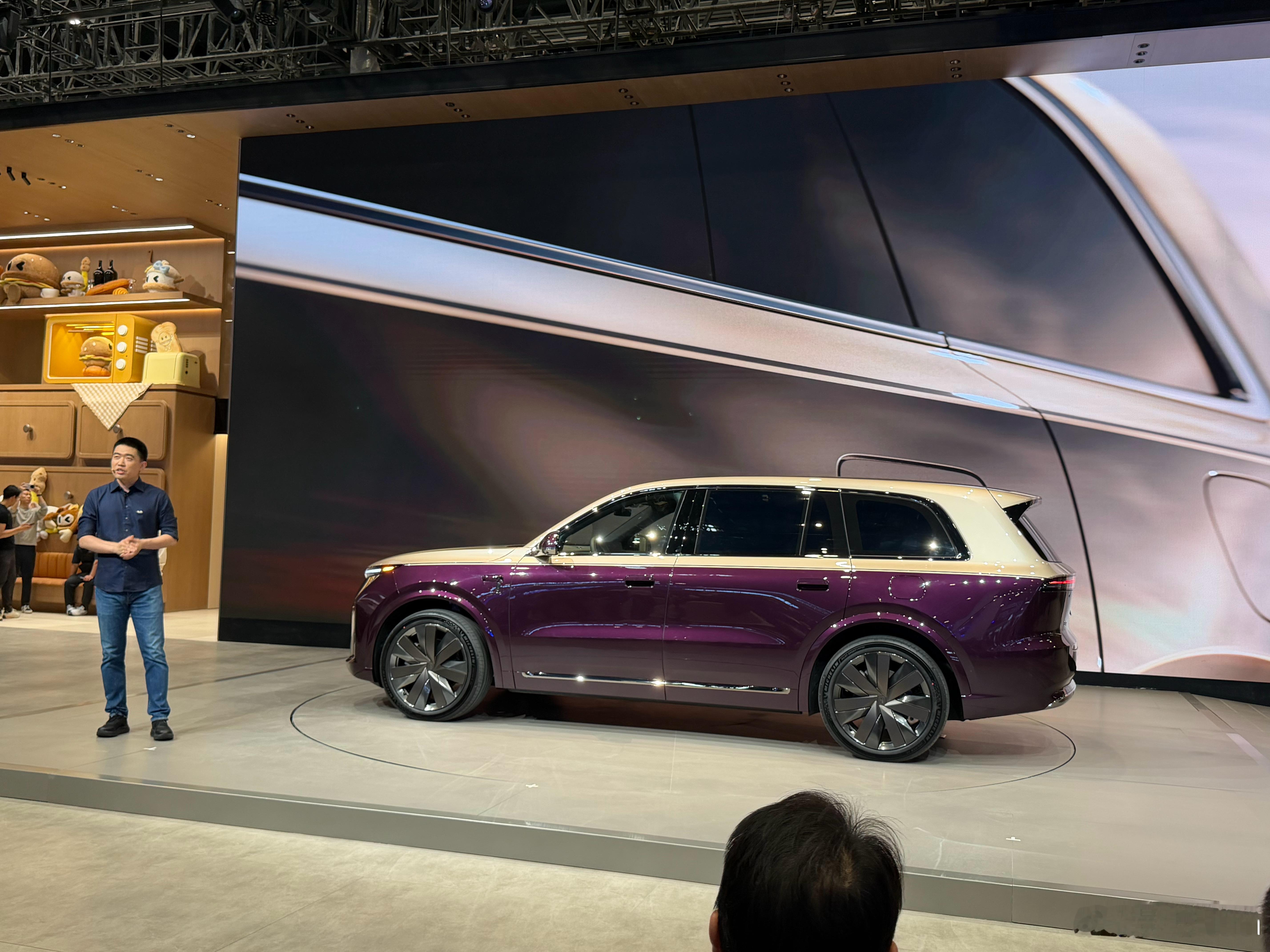 他来了理想L9Livis车展首秀全新一代理想L9