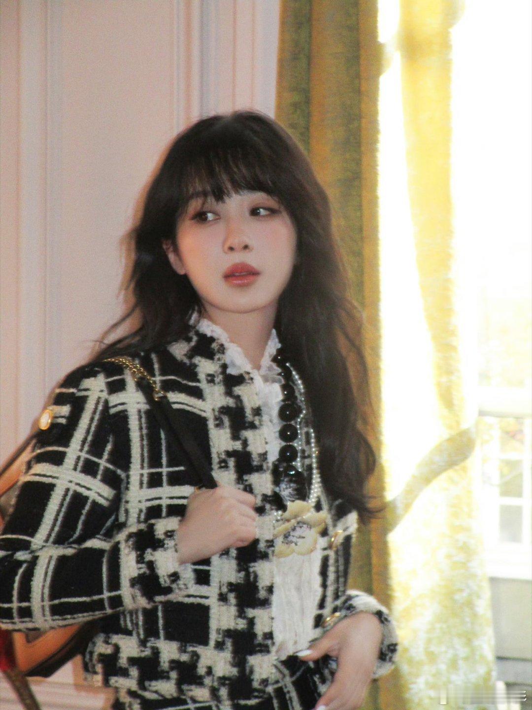 杨紫工作室深夜放饭:甜妹杨紫九宫格 ​​​