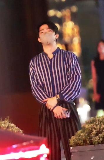 章宇怎么变这么潮了 章宇近照曝光，条纹衫、口罩遮面，站在街角低头看手机，一身穿搭