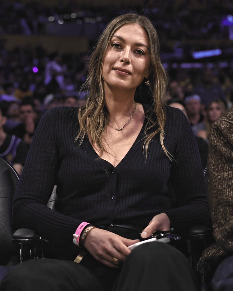 别信精修图，看看姐弟CP的真实状态。
38岁的莎拉波娃，现身湖人主场。赛后和东