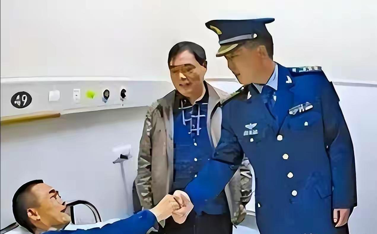 1988年，飞行员何茂生坠机深山，被农民吴华富救起。27年后，吴华富患癌无钱医治