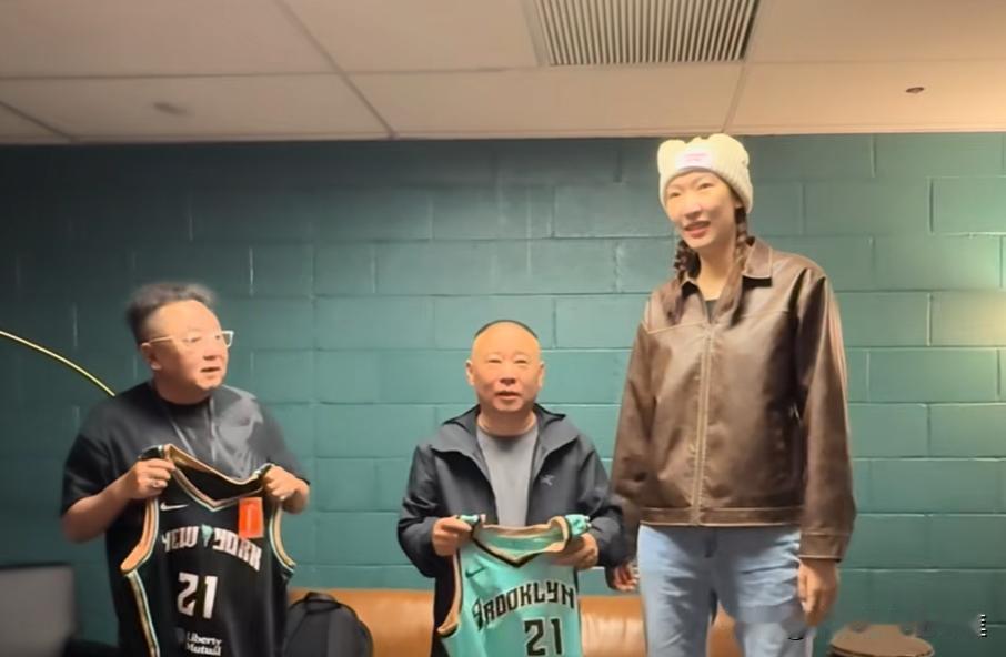 恭喜郭德纲老师，喜得连衣裙一件！

郭德纲在美国演出，获赠了一件中国女篮韩旭的球
