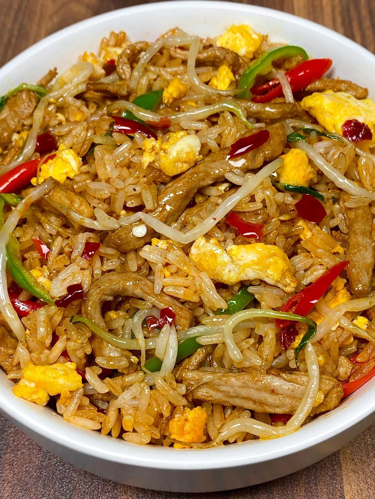 这个肉丝炒饭真滴泰香啦吧！真滴吃不腻！
米饭粒粒分明鲜香浓郁，加了豆芽清脆又解腻