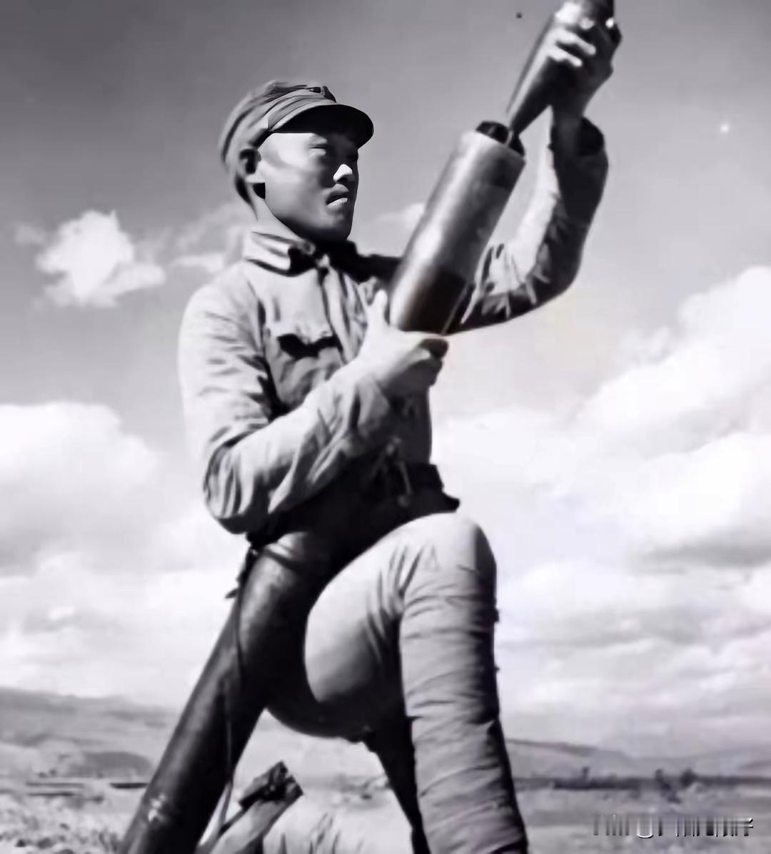 1945年在山上休息的迫击炮手陈宝柳，忽然发现30多个日军和几个女人，正在不远处