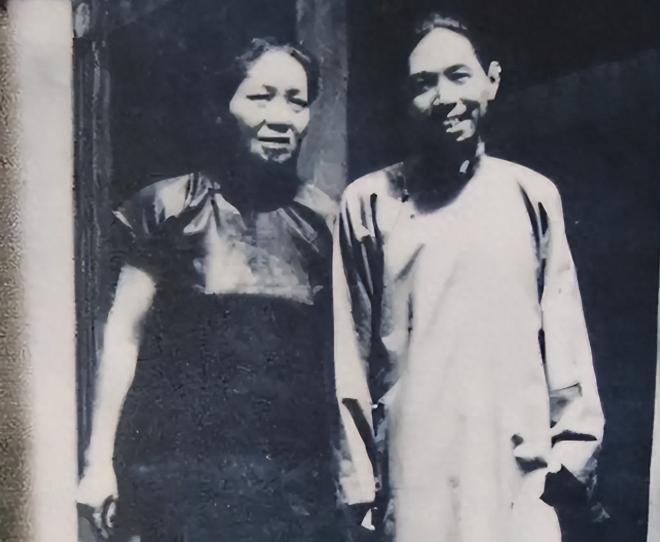 1930年春，一代文豪出轨女学生，被断经济来源后，他带着已经怀孕的情人回家提出休