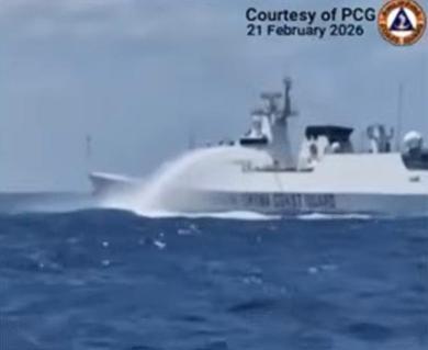 开炮真管用！中国海警船果断开炮，菲律宾50多艘舰船立即鸟兽散，夺命而逃！

南海