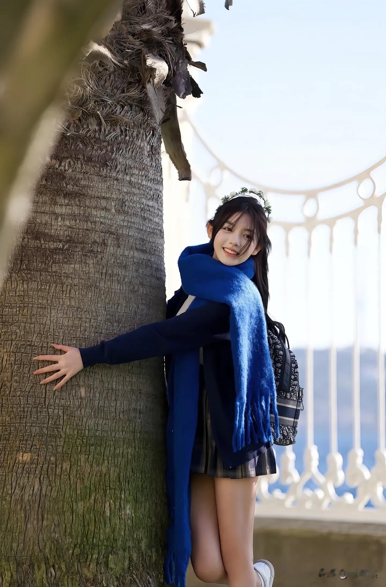 元气少女与自然亲密接触，蓝围巾点缀清新气息