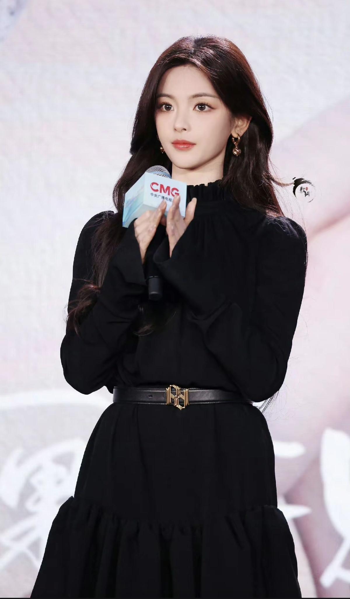 黑色裙装藏着温柔力量，话筒前的杨超越，从容又耀眼[比心]每一次亮相都在认真发光，