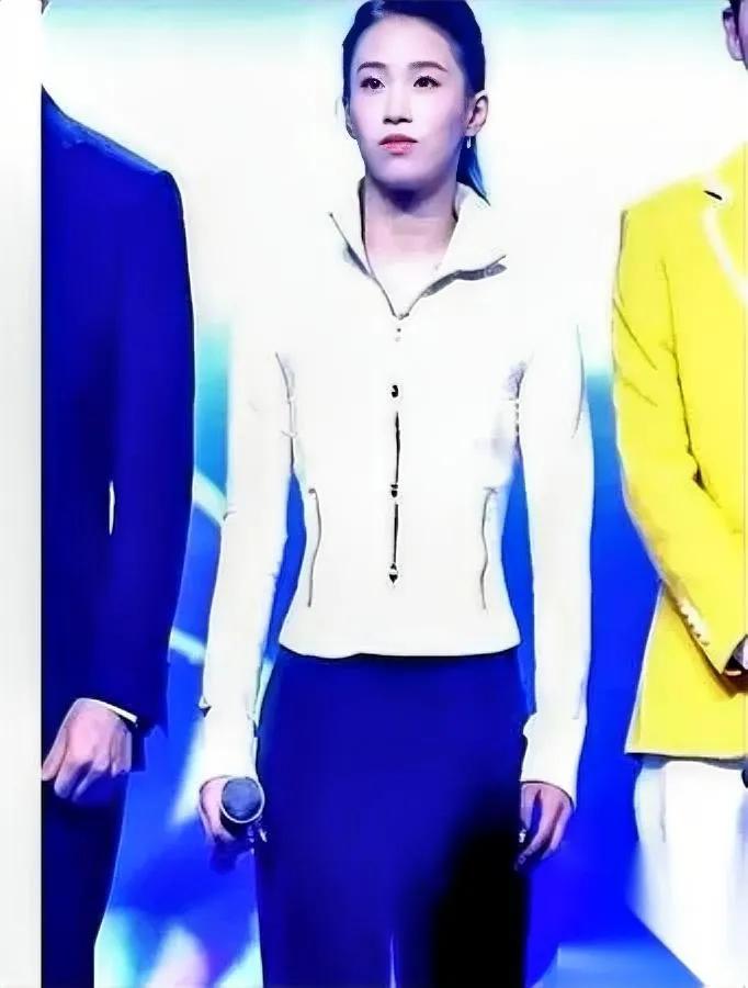 刚才刷到个视频，我尴尬得差点把手机扔了！

主持人明明在撺掇他跟老前辈握个手，结