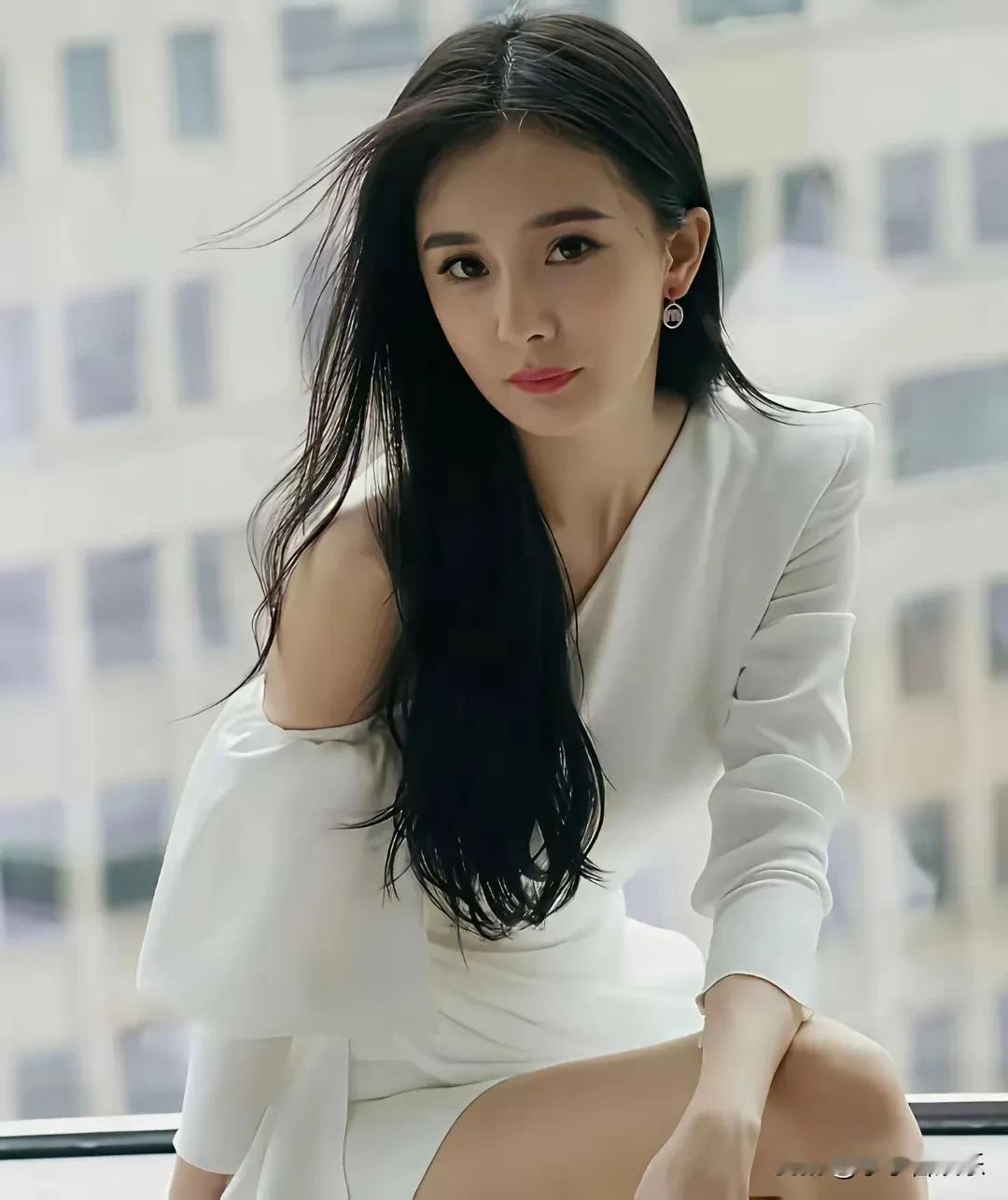 总感觉杨幂哪里不对劲！都39了，咋还跟29似的呢？当妈十来年，脸不垮、腰不粗，连