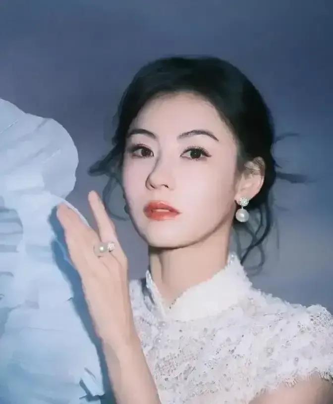 王晶在直播里突然说张柏芝五年婚姻里被要求三年生五个，弹幕瞬间炸锅。
网友把谢贤那