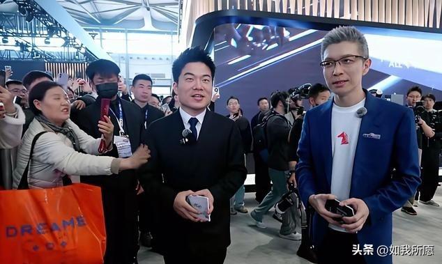 董宇辉和朱广权
正搁那儿给咱“文化带货”呢，
结果一位大姐硬是凭一己之力抢了镜！