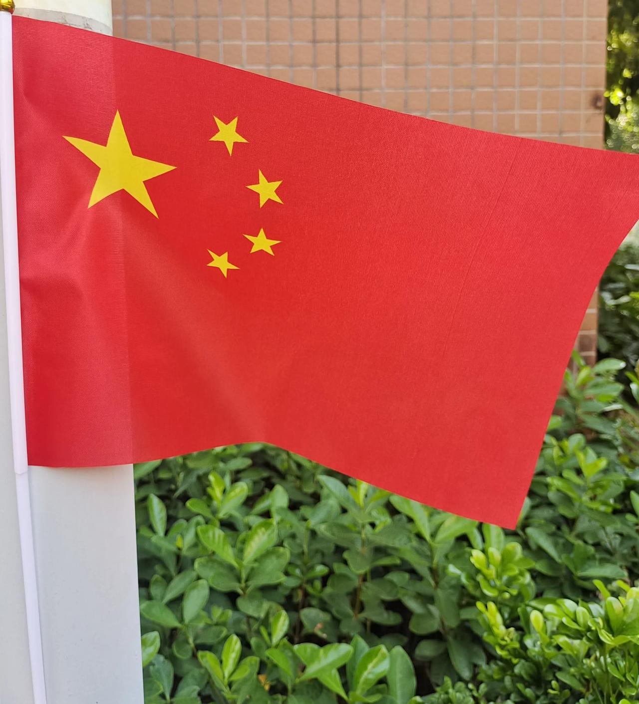 祝祖国生日快乐！
保安在小区大门口派发红旗，大家都在祝贺祖国生日快乐！普天同庆，