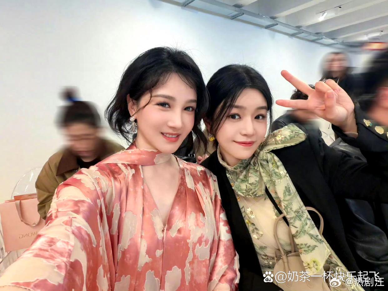 米兰时装周上的陈妍希、陈小纭 