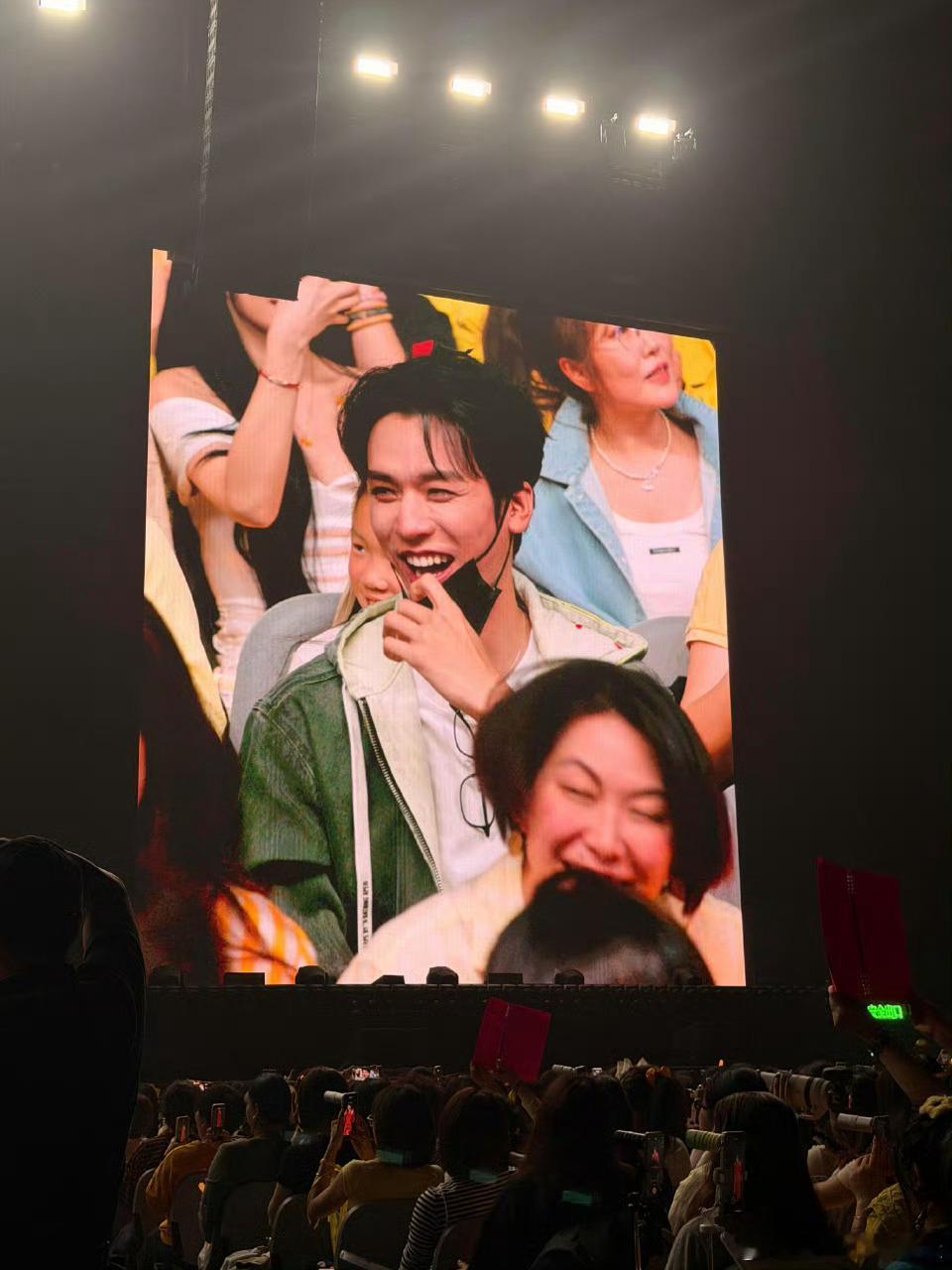 龚俊来看刘宇宁演唱会了刘宇宁南京演唱会刘宇宁南京演唱会迎来神秘嘉宾龚俊，老友同框